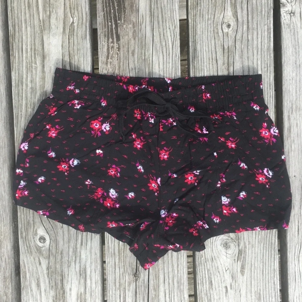 - Socialite Sz L Relaxed Floral Print Shorts! NEW!